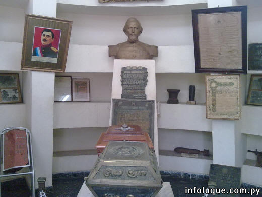 Junto a sus restos mortales que yacen en el Mausoleo, en su interior se encuentran trofeos, cuadros y objetos personales del General.